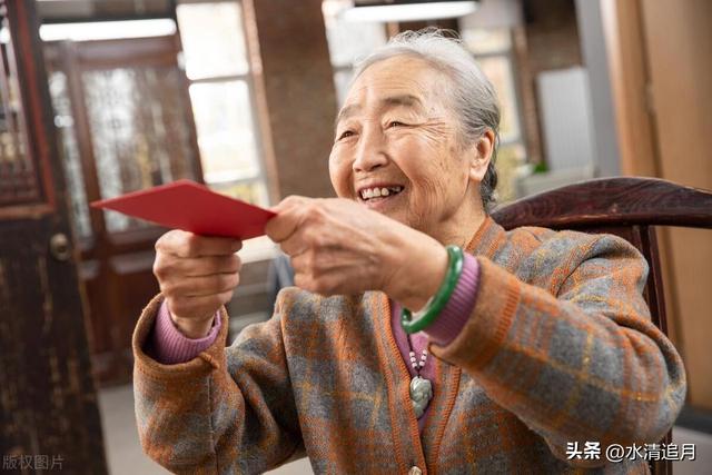 大女兒嫁有錢人很神氣！我生日時「大女兒包2萬大紅包」　小女兒只送2箱牛奶「打開後我嚇壞跑去她家」