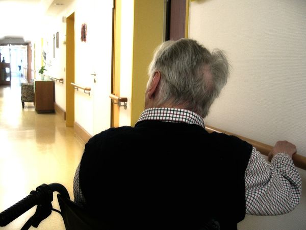 照顧癡呆父10多年！30歲女子痛喊「活得像50歲」身心俱疲　「回房見1畫面」崩潰：我就是該死...