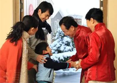 結婚已半年！新女婿第一次上門拜年「禮數周到」　吃飯時「岳母一舉動」令他當場暴走：離婚吧