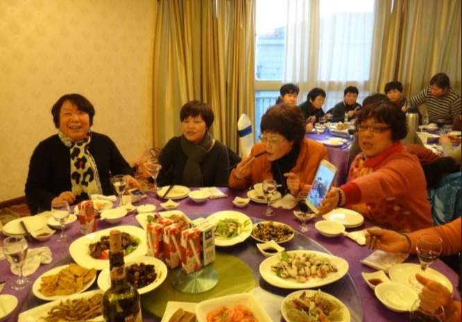 結婚已半年！新女婿第一次上門拜年「禮數周到」　吃飯時「岳母一舉動」令他當場暴走：離婚吧