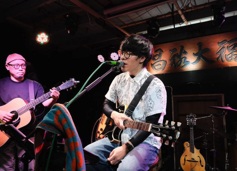 春節買年貨！38歲金曲歌王「0偽裝逛迪化街」沒人發現　「路邊親筆寫春聯」網羨慕：好想巧遇