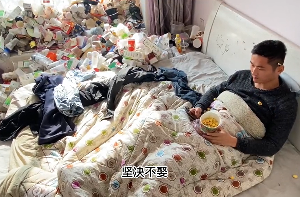 打拚存下440萬！35歲男樂喊「靠利息當躺平族」　曬愜意生活「住在垃圾堆」：每天好爽