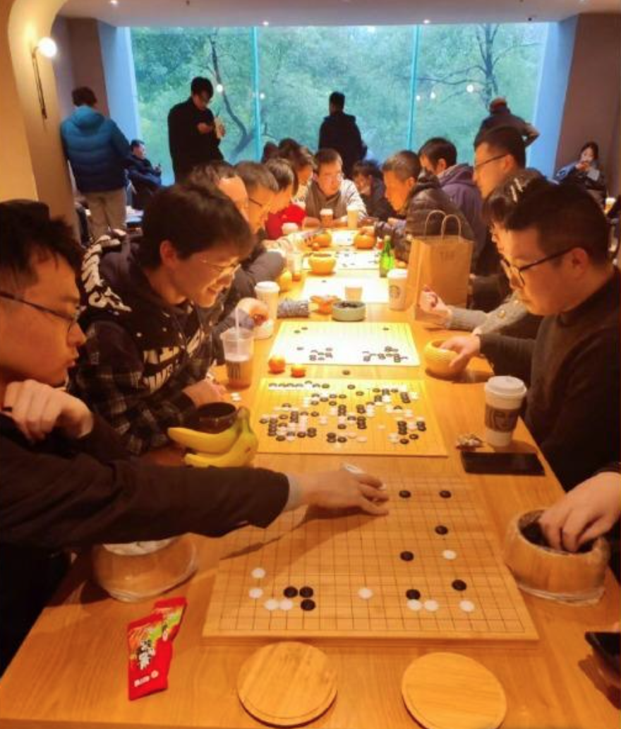 都沒點飲料！大批棋友「佔據星巴克」半天還不走　店家「不爽怒發聲」網：臉皮還真厚