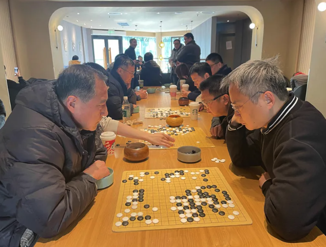 都沒點飲料！大批棋友「佔據星巴克」半天還不走　店家「不爽怒發聲」網：臉皮還真厚