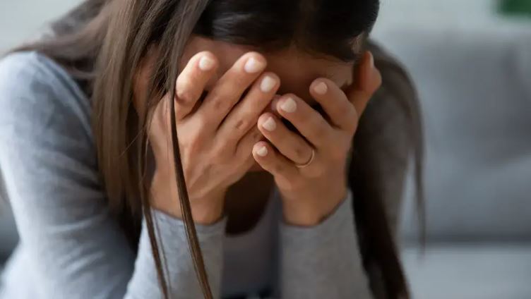 國中兒談戀愛！小女友灌輸他「愛我就跟父母斷絕關係」　媽媽嚇傻問「該怎麼處理」