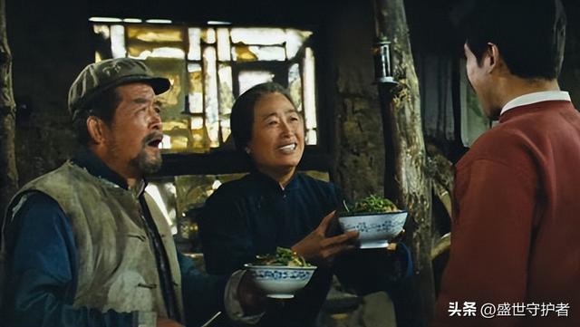 沉默公公的深情告白：十年養老不談錢，一日銀行簡訊揭露暖心真相