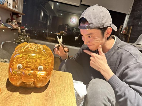 年前宰豬公！吳慷仁喊話「需要錢錢過好年」　成果驚人「硬幣擺滿桌子」他苦笑：數錢數到厭世