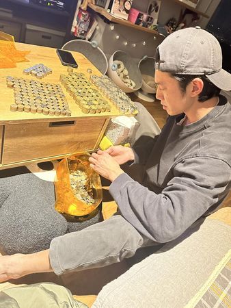 年前宰豬公！吳慷仁喊話「需要錢錢過好年」　成果驚人「硬幣擺滿桌子」他苦笑：數錢數到厭世