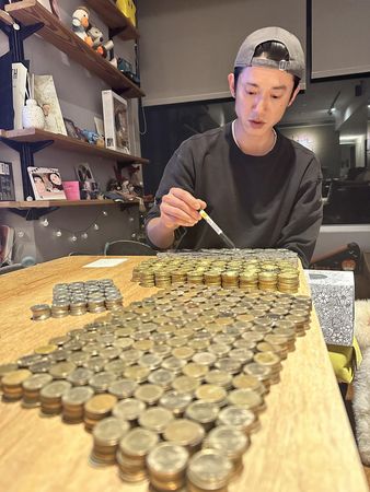 年前宰豬公！吳慷仁喊話「需要錢錢過好年」　成果驚人「硬幣擺滿桌子」他苦笑：數錢數到厭世