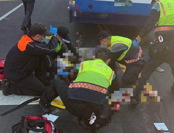 彰化奪命車禍！老夫妻牽手過馬路「遭客運猛撞」1死1斷肢　警還原過程「家屬跪地痛哭」　　