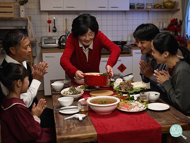 除夕回不了家！他煩惱「一個人圍爐該吃什麼」　哀怨「不想靠超商度日」網友完美解答了