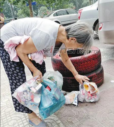 孕期丈夫意外身故！大嫂霸佔婚房還「把我掃地出門」　我帶癱瘓婆婆拾荒「半年後1人找上門」好運來了