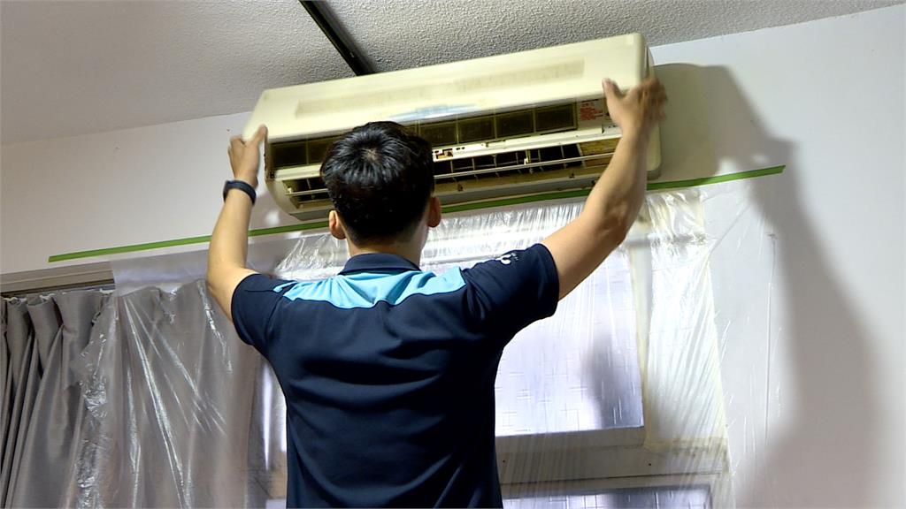 冷氣師傅年終4萬5！一打開「被砍到剩5000元」氣憤離職　曝「大扣錢原因」妻子心疼：真的欺負人