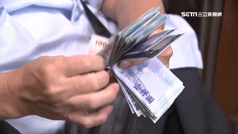 冷氣師傅年終4萬5！一打開「被砍到剩5000元」氣憤離職　曝「大扣錢原因」妻子心疼：真的欺負人