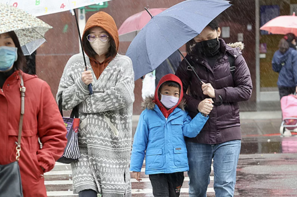 春雷響了！過年春節「大雨連下3天」時間點曝光　迎強烈冷氣團「低溫跌破7度」