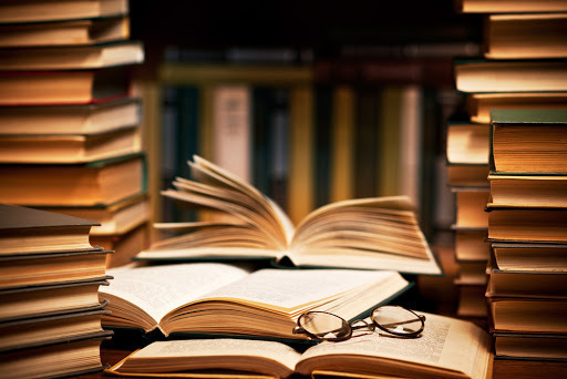 這要怎麼救？家中書櫃「承受不了重量」整個往右倒　他笑喊「知識就是力量」曝搞笑後續