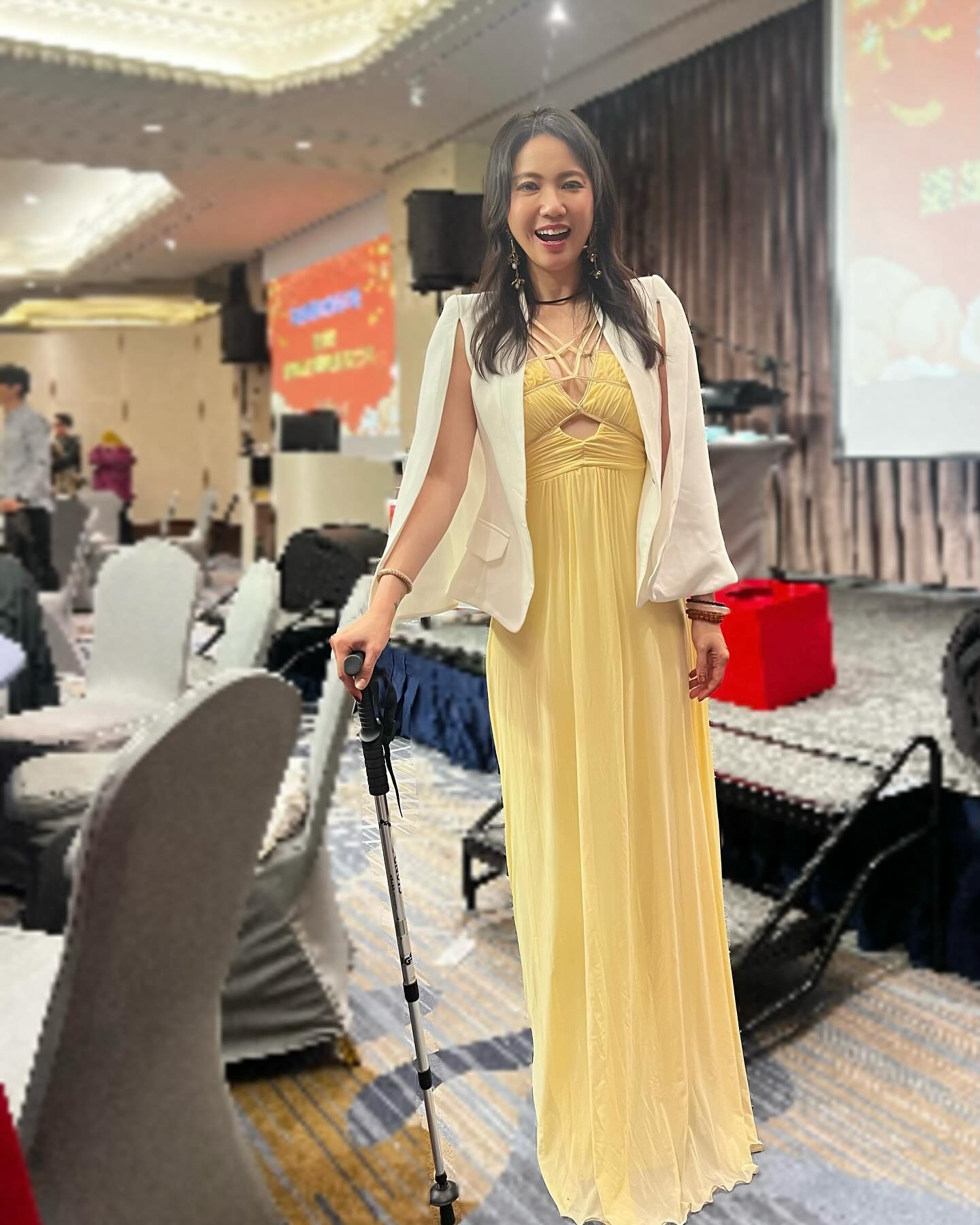 驚傳摔落舞台！44歲女星「2根骨頭斷裂」慘住院9天　拄拐杖露面「最新傷勢曝光」：都萎縮了...