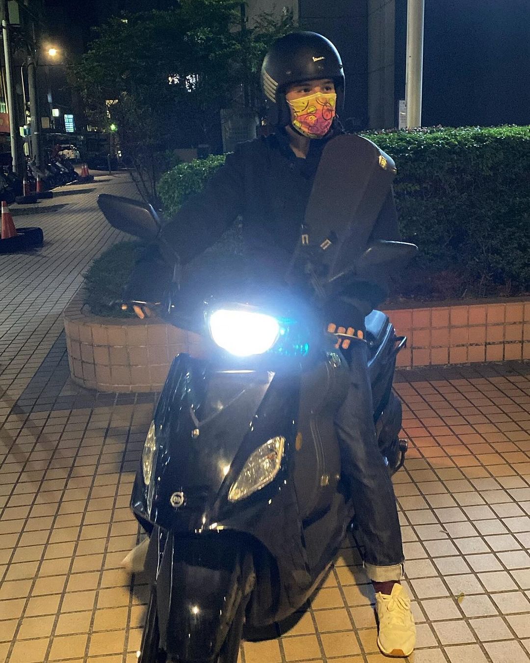 擋不住的男神光芒！機車騎士「全身黑帥氣上路」　仔細看竟是「台灣超帥男星」本尊笑喊：真的是我