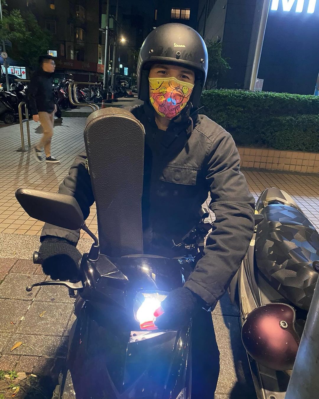 擋不住的男神光芒！機車騎士「全身黑帥氣上路」　仔細看竟是「台灣超帥男星」本尊笑喊：真的是我