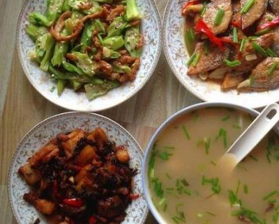 和婆婆生活2年！每晚「有湯有肉」她卻從不和我們一起吃　提前回家「走進廚房一看」我瞬間淚目