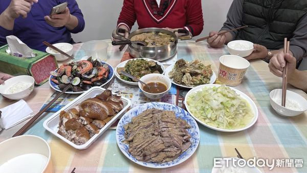 男友邀請圍爐！笑曝「下跪磕頭阿祖」有紅包　她變臉「不屑回嗆」網酸爆：妳問題最大