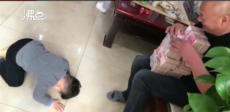 男友邀請圍爐！笑曝「下跪磕頭阿祖」有紅包　她變臉「不屑回嗆」網酸爆：妳問題最大