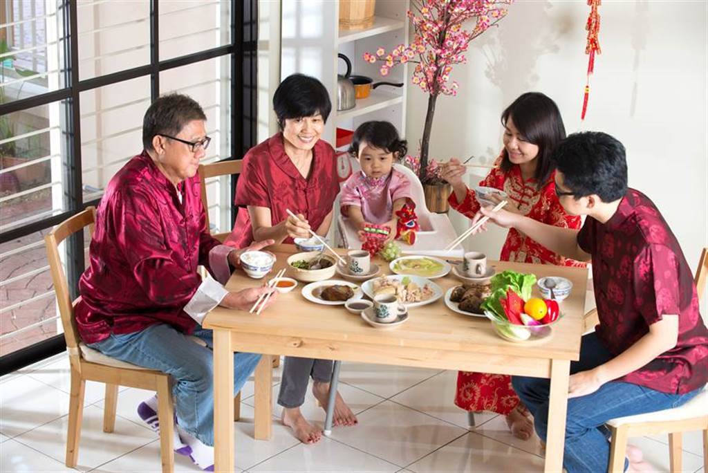 吃年夜飯有訣竅！「三道不吉祥菜」千萬別上桌　命理師傳授「全家必吃一道」運勢加乘