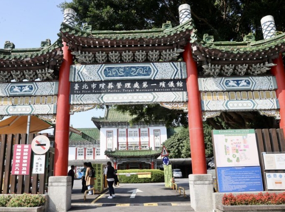 才送醫1天病逝！男星崩潰「送走摯愛」撐不到見證婚禮　跟未婚妻悲哀悼「我們永遠愛你」