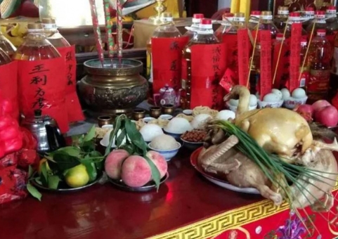 都還沒過年！媳婦收到婆婆「連續48小時拜拜清單」　她怒崩潰：「老娘不奉陪」