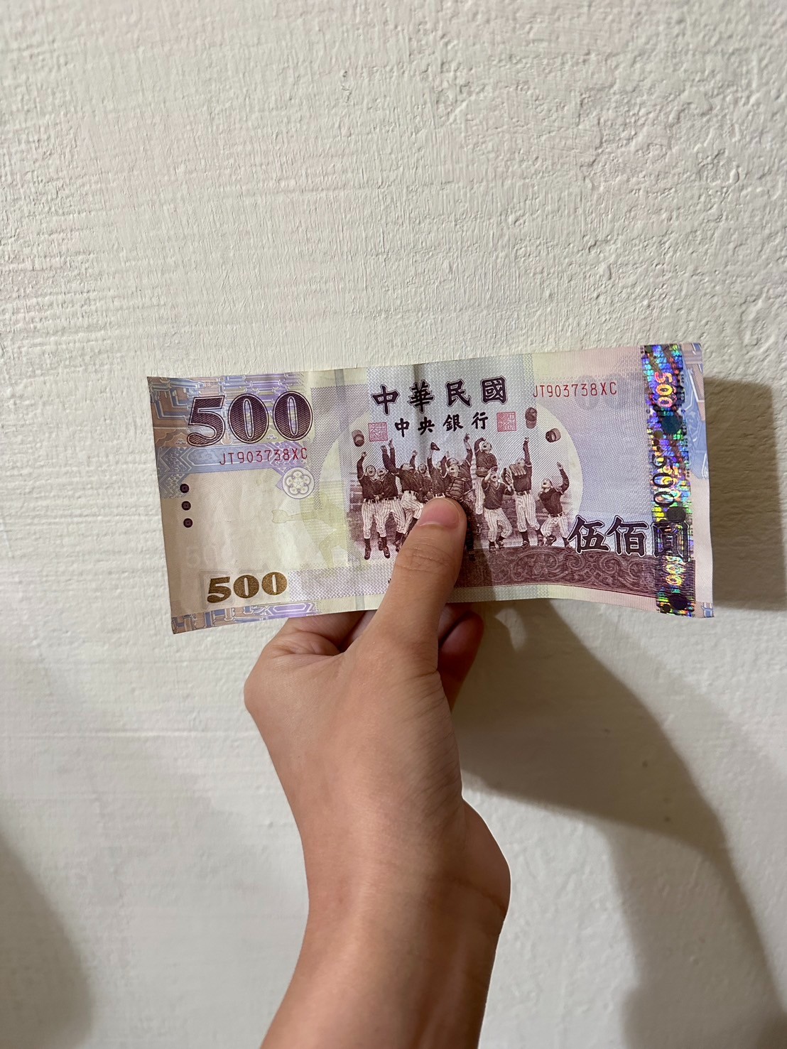 收鈔票多注意！搭計程車找錢「竟收500元假鈔」　網瘋找碴發現亮點「看起來跟真鈔一樣」