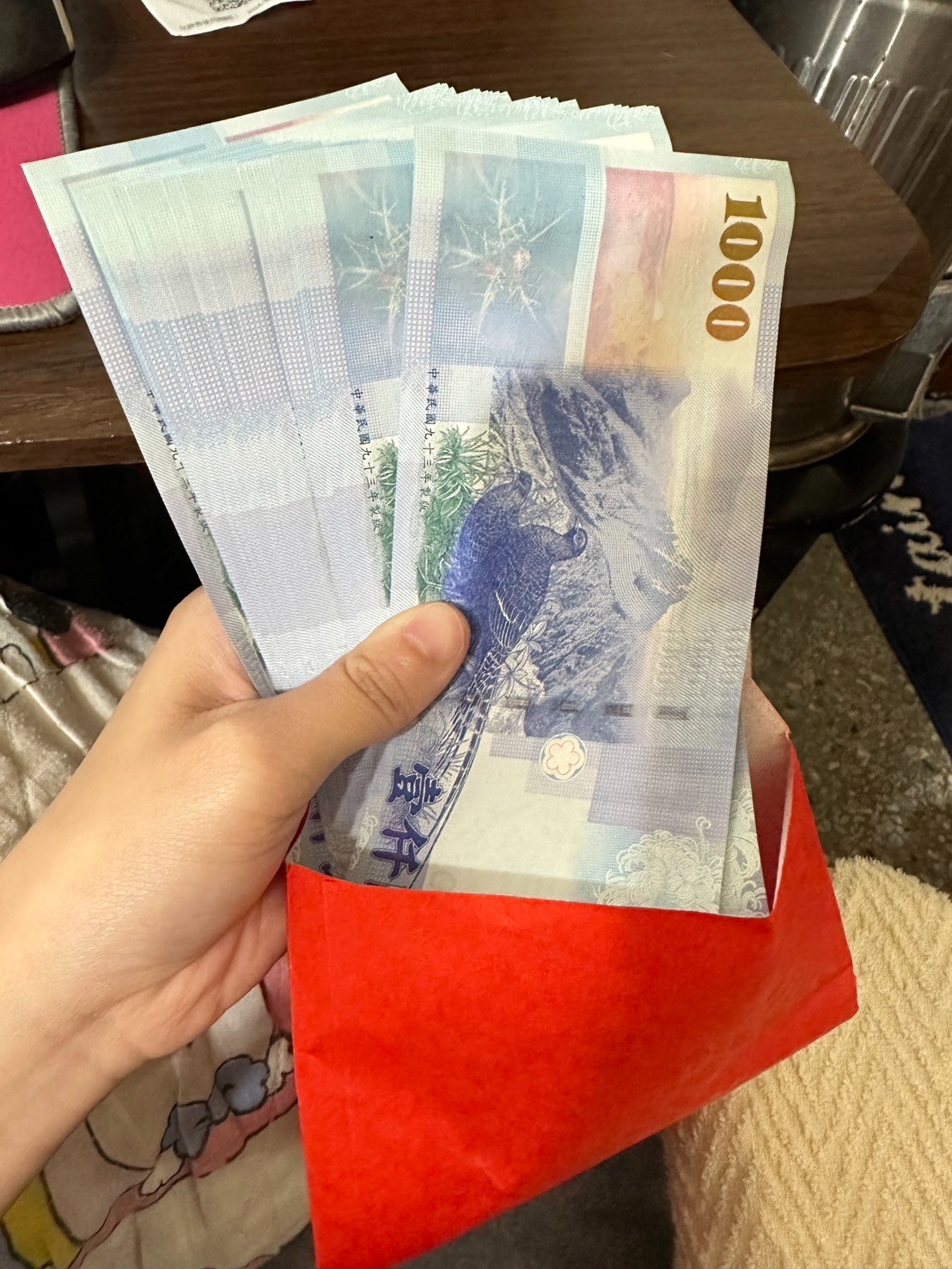 收鈔票多注意！搭計程車找錢「竟收500元假鈔」　網瘋找碴發現亮點「看起來跟真鈔一樣」
