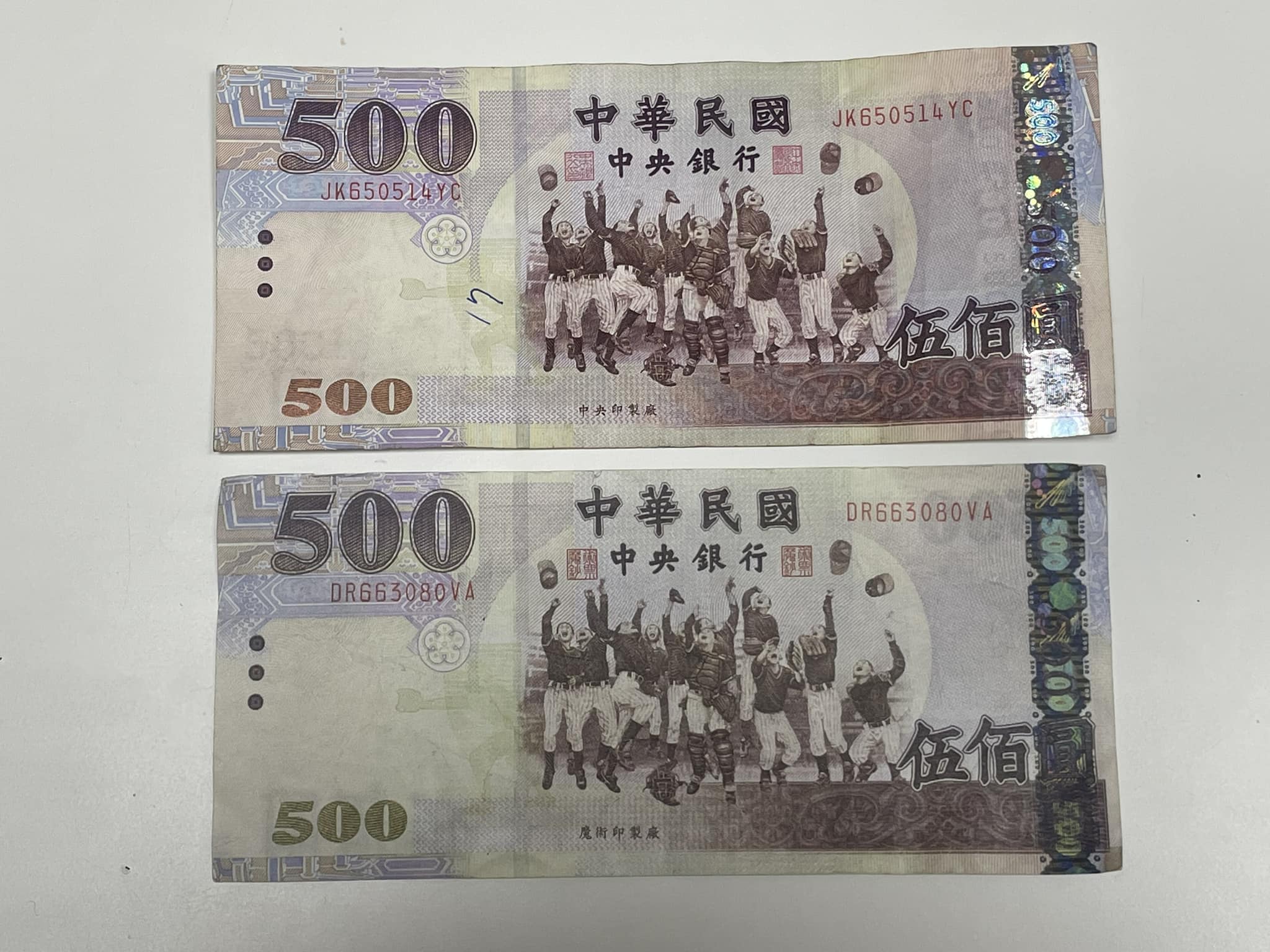 收鈔票多注意！搭計程車找錢「竟收500元假鈔」　網瘋找碴發現亮點「看起來跟真鈔一樣」
