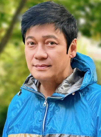 屢傳癌末病危！61歲大咖視帝「過年曬旅遊照」　「眼袋掉到鼻子」粉絲全擔憂：太操勞