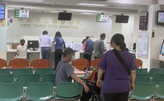 女主播緊急停工！驚傳住院半年「無法進食」暴瘦一圈　近況揪心「手指已經動不了」