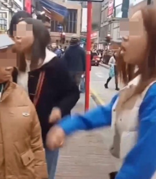 狗眼看人低？2女揹名牌包「大街怒罵清潔工」　路人看不下去「挺身對嗆」她落荒而逃