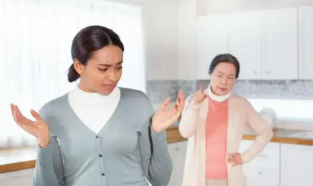 月領3萬退休金！60歲婆婆「堅持嫁50歲嫩尪」跟兒鬧翻　「第一次回婆家」後悔嘆：不聽媳婦勸
