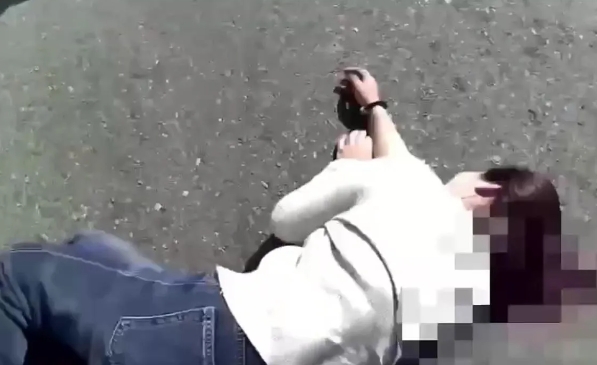 嚇壞高雄人！女子大鬧「躺馬路中間」遭警帶走　崩潰喊：「全是因為婆婆」