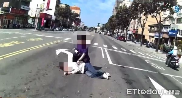 嚇壞高雄人！女子大鬧「躺馬路中間」遭警帶走　崩潰喊：「全是因為婆婆」
