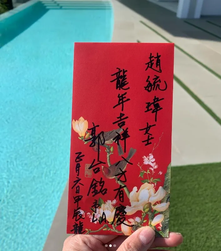 過年不在台灣！郭台銘燦笑「同框女子」和曾馨瑩有淵源　她樂歪炫耀：還有紅包拿