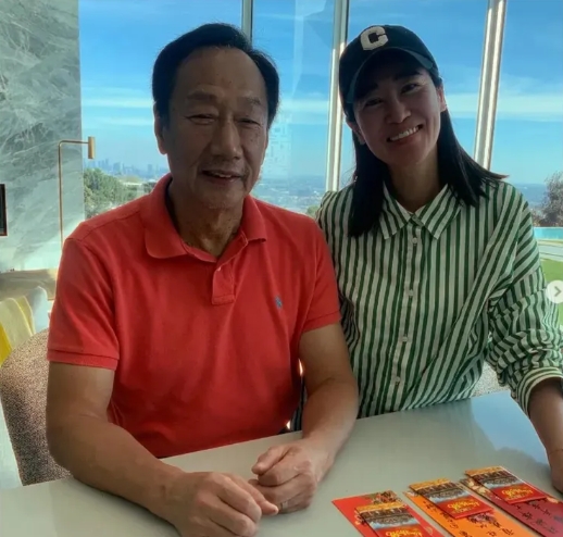 過年不在台灣！郭台銘燦笑「同框女子」和曾馨瑩有淵源　她樂歪炫耀：還有紅包拿