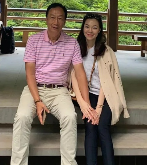過年不在台灣！郭台銘燦笑「同框女子」和曾馨瑩有淵源　她樂歪炫耀：還有紅包拿