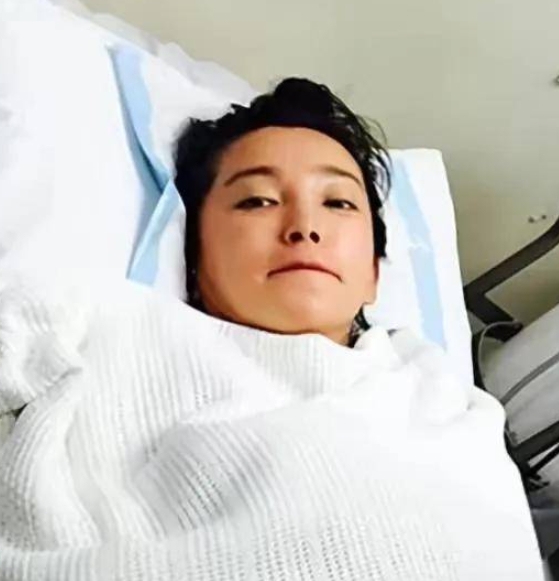 驚傳病情加重！50歲資深女星「月花50萬請保姆」　遭爆「生活不能自理」依舊敬業：一提睡就恐懼