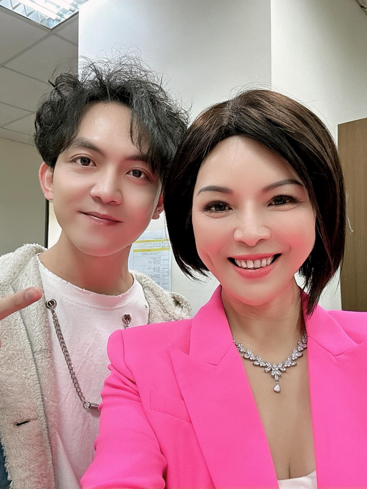 遇6.8級強震！台語歌手挺孕肚「尪闖坍塌醫院」　「驚恐緊抱愛女」嚇到出血緊急送醫