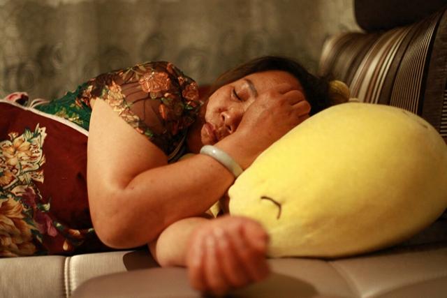 住兒子家幫帶孫！房子太小「老母親只能睡沙發」　連續3天「窗戶半夜被打開」她偶然聽到鄰居對話懂了