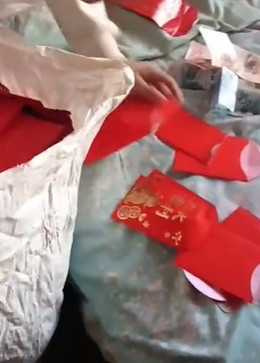 過年突然消失！女兒扛布袋「全村討紅包」　爸傻眼「打開清點金額」：不還了