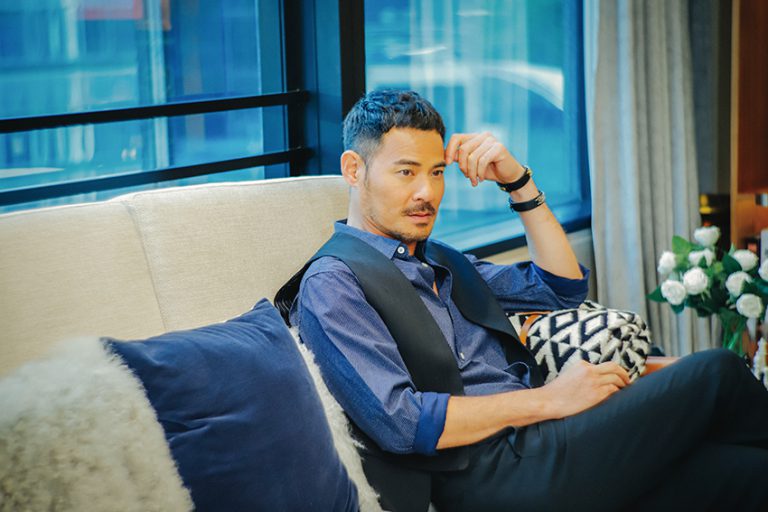 前面帥哥好眼熟！他大膽一問「竟是56歲大咖男星」　私下親民「把老婆寵上天」