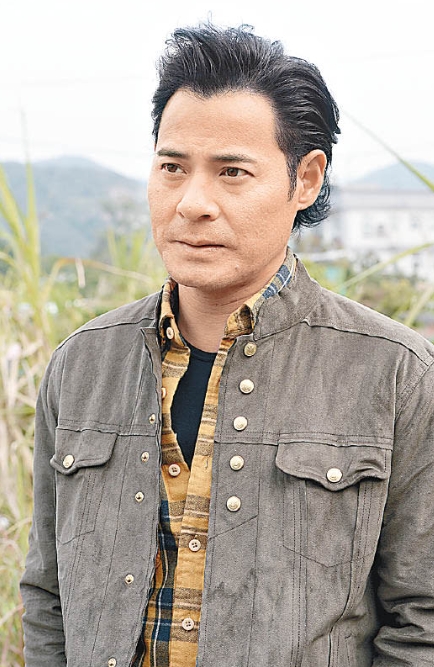 前面帥哥好眼熟！他大膽一問「竟是56歲大咖男星」　私下親民「把老婆寵上天」
