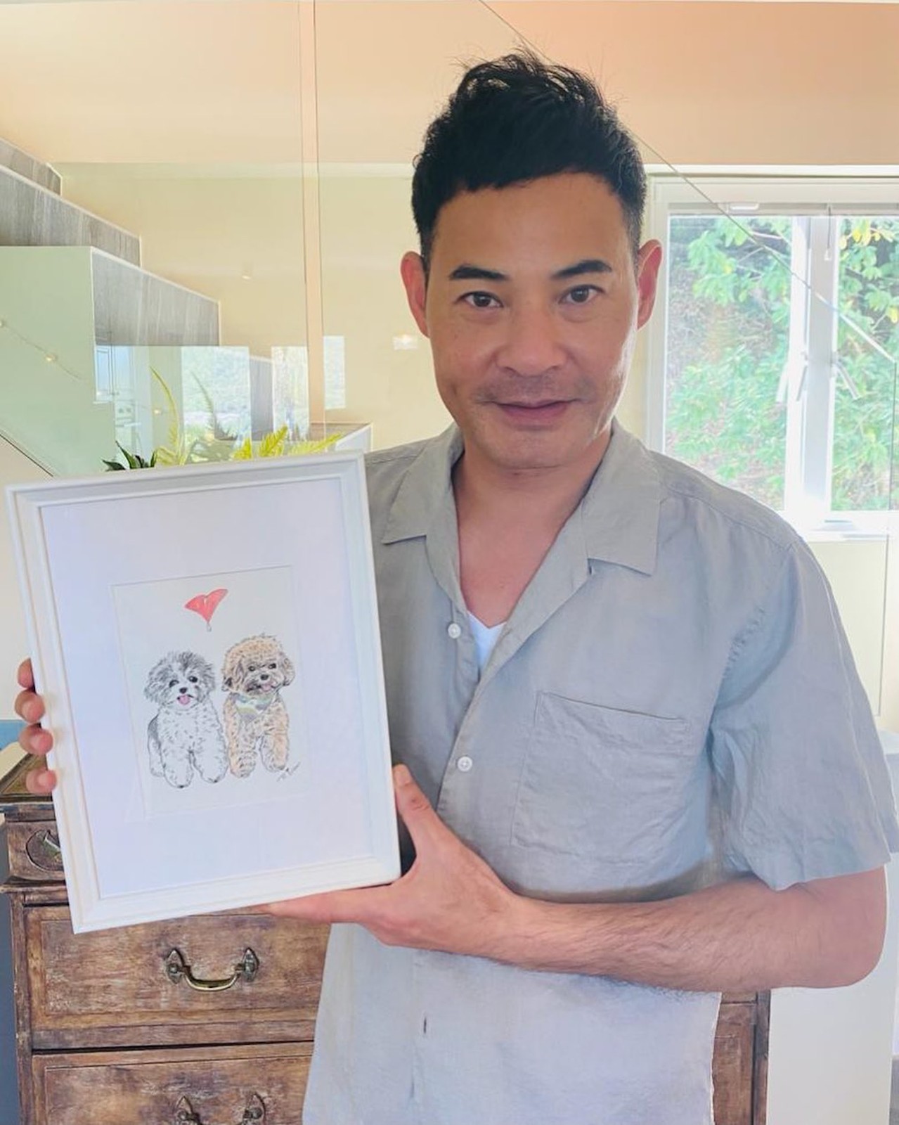 前面帥哥好眼熟！他大膽一問「竟是56歲大咖男星」　私下親民「把老婆寵上天」