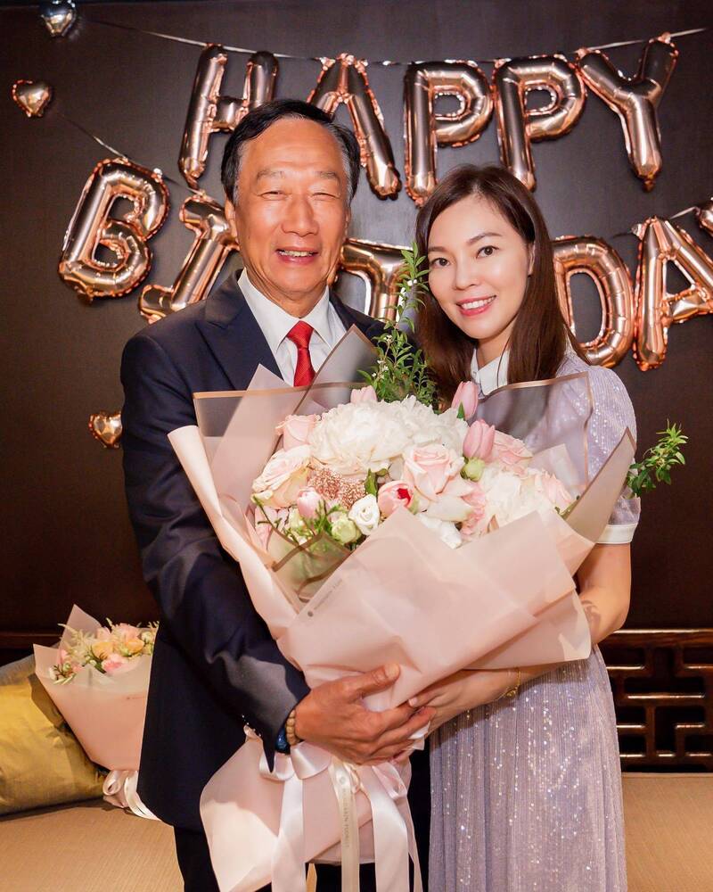 同框曾馨瑩！郭台銘14歲愛女「秀出超美大長腿」女大十八變　網驚呼「比媽媽還高了」：根本模特