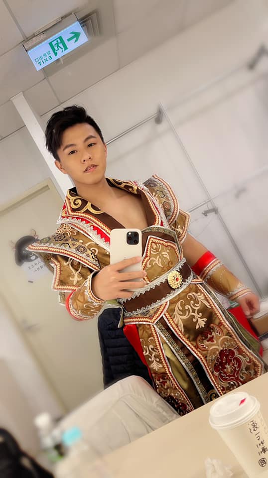 協助劇團演出！《紅人榜》男星搭台到一半「突發爆破意外」　雙手被炸傷「嚴重失聰」緊急送急診